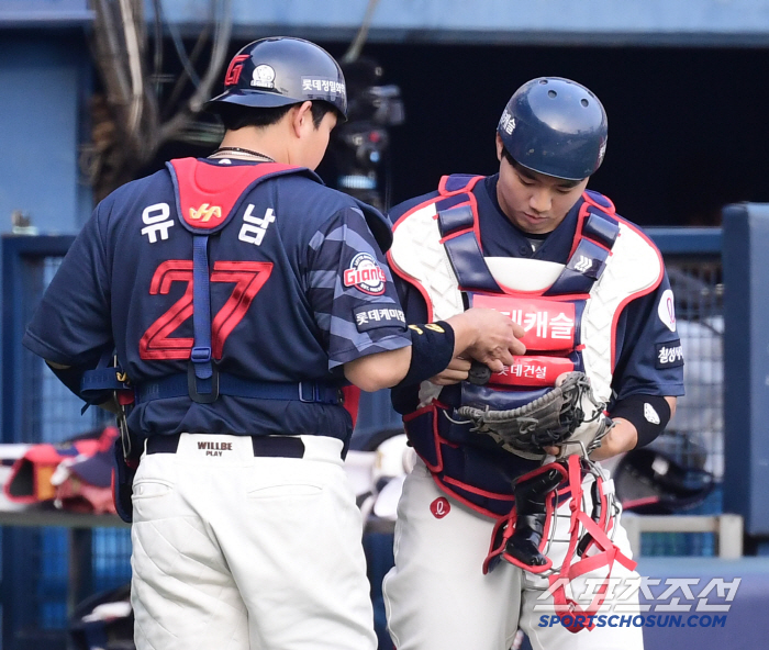 It's a ball game. I can sign it for you… FA catcher Yoo Kang-nam, accompanied by battery coach, 2nd Army, and the head coach revealed why? 
