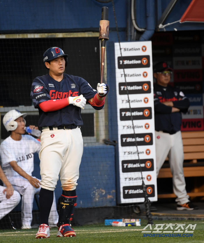 It's a ball game. I can sign it for you… FA catcher Yoo Kang-nam, accompanied by battery coach, 2nd Army, and the head coach revealed why? 