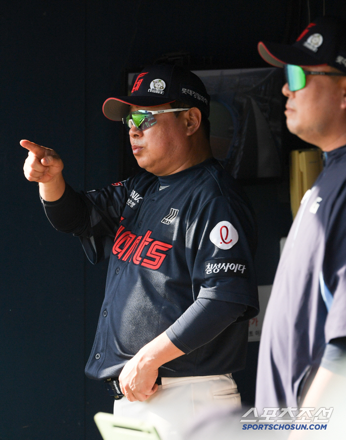 It's a ball game. I can sign it for you… FA catcher Yoo Kang-nam, accompanied by battery coach, 2nd Army, and the head coach revealed why? 