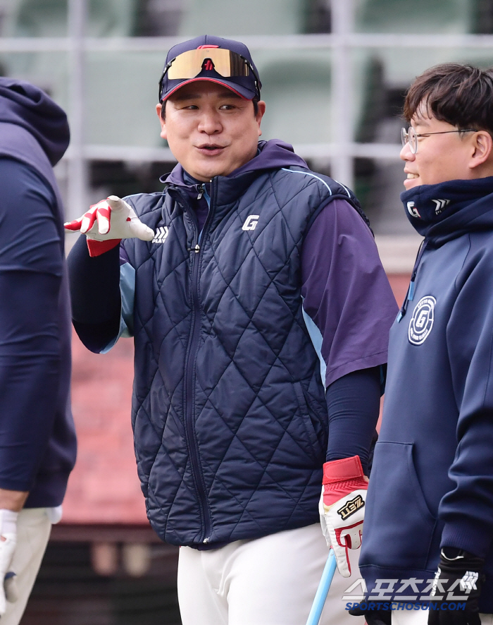 It's a ball game. I can sign it for you… FA catcher Yoo Kang-nam, accompanied by battery coach, 2nd Army, and the head coach revealed why? 