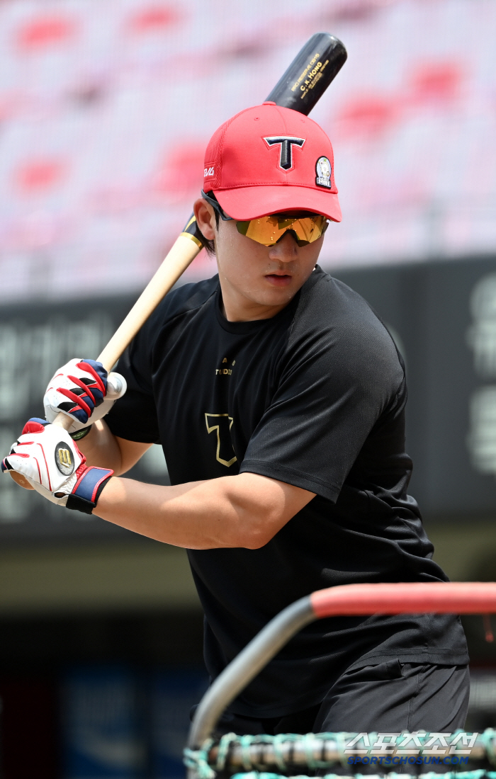 It's Ponce. Why did he use Yoon Do-hyun once and no hits in 16 times at bat…I got into a fight with Hwang Junseo, and it was like we were losing