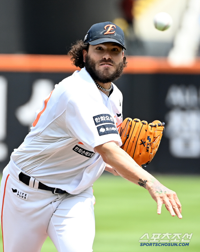 It's Ponce. Why did he use Yoon Do-hyun once and no hits in 16 times at bat…I got into a fight with Hwang Junseo, and it was like we were losing