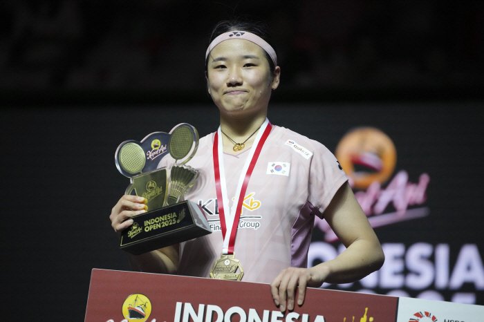 Korea Shuttlecock Harvests Double Gold Medal at Indonesia Open...Side by side, reverse-reversal Ahn Se-young won his 5th season and Seo Seung-jae Kim Won-ho's 4th win