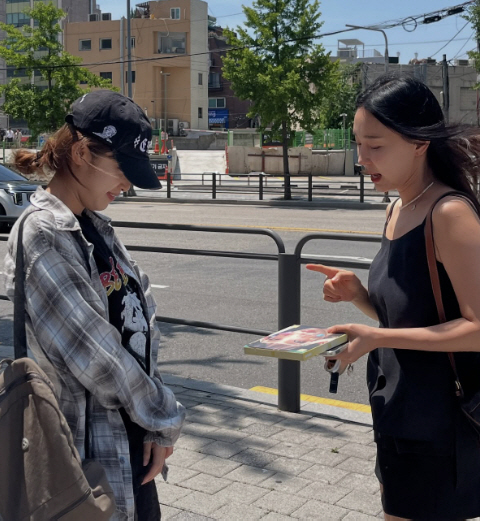 Lee Ji-hye and Choi Ye-na, I put them on the street and feel like oldies. 