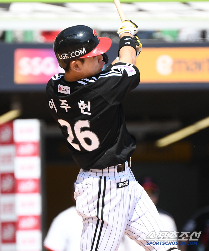 LG, who is in danger of losing the sweep despite being chased by 0.5G cars, and Oh Ji-hwan, who started four consecutive games, are excluded. Instead of Park Dongwon, Moon Sungjoo is number five