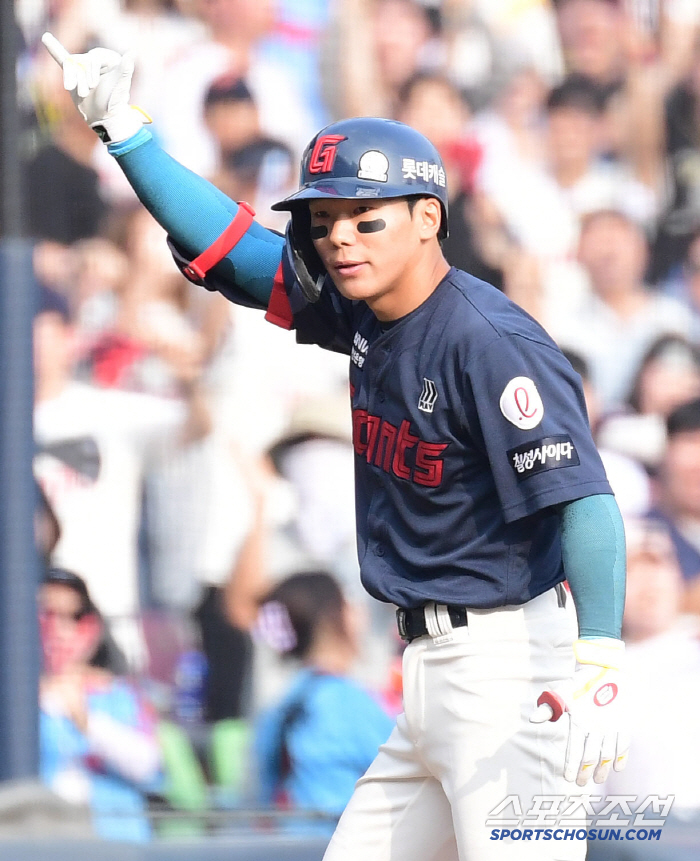 Lotte leadoff, you were a lover...On the day of the final triple, he expressed his feelings toward his wife