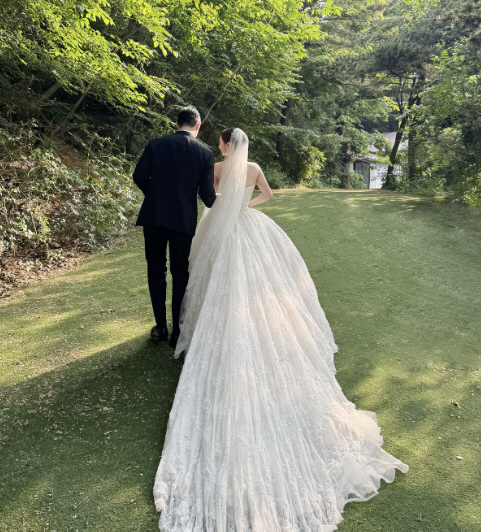 JYP Nation Reunites to Celebrate Min’s Wedding