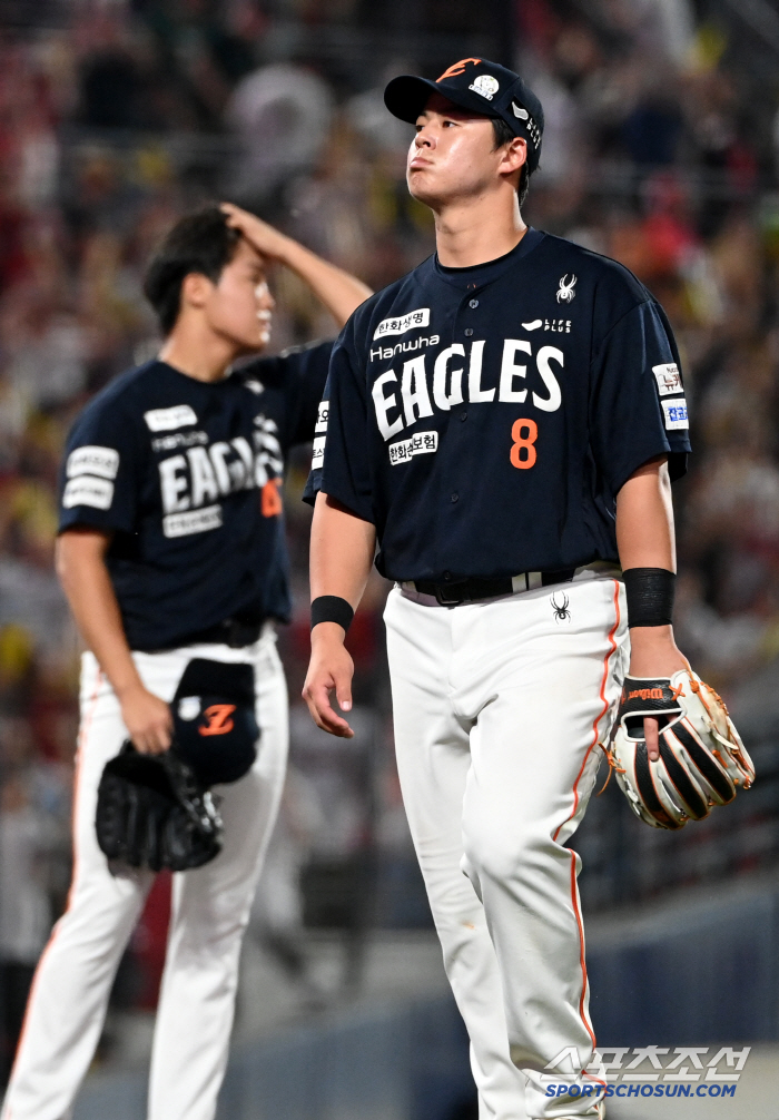 Noh Si-hwan, who was devastated by the bad pitch after the game and despondent looking at the ball's throwing hand (Gwangju site)