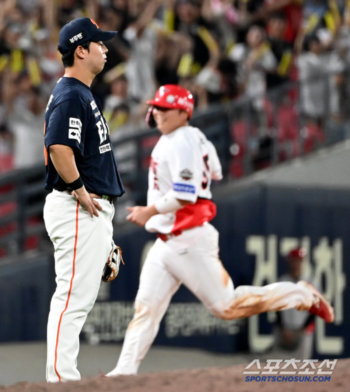 Noh Si-hwan, who was devastated by the bad pitch after the game and despondent looking at the ball's throwing hand (Gwangju site)