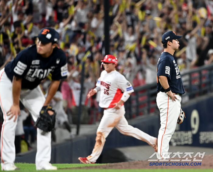 Noh Si-hwan, who was devastated by the bad pitch after the game and despondent looking at the ball's throwing hand (Gwangju site)