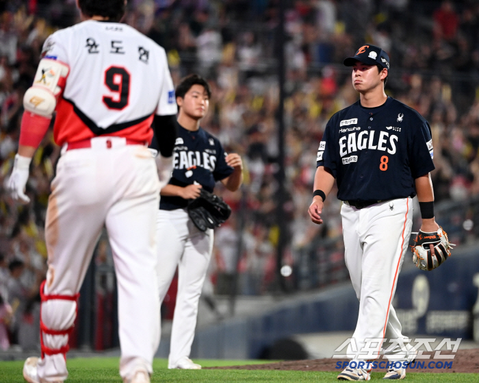 Noh Si-hwan, who was devastated by the bad pitch after the game and despondent looking at the ball's throwing hand (Gwangju site)