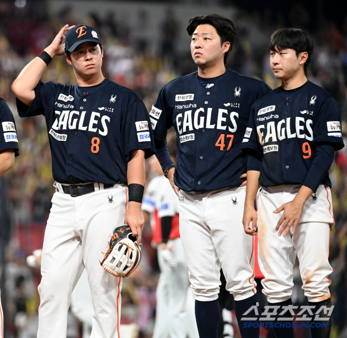 Noh Si-hwan, who was devastated by the bad pitch after the game and despondent looking at the ball's throwing hand (Gwangju site)