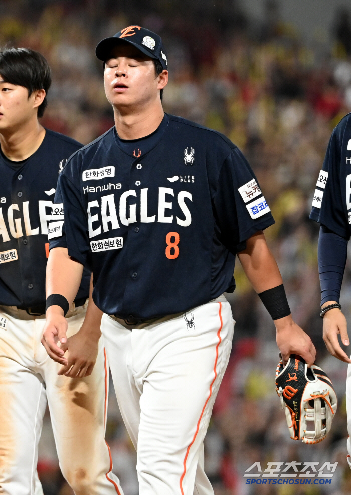 Noh Si-hwan, who was devastated by the bad pitch after the game and despondent looking at the ball's throwing hand (Gwangju site)