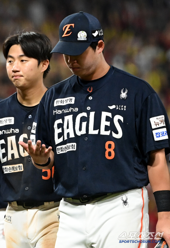 Noh Si-hwan, who was devastated by the bad pitch after the game and despondent looking at the ball's throwing hand (Gwangju site)