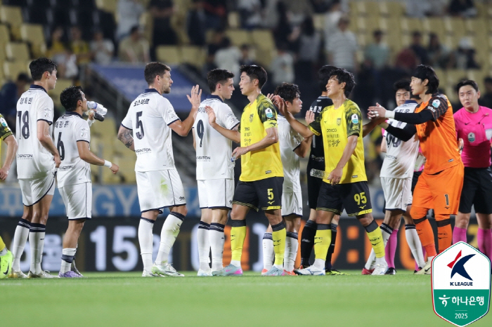 The player who was sent off returns, and the game against Jeonnam, which has 6 points, is decided to be a mess
