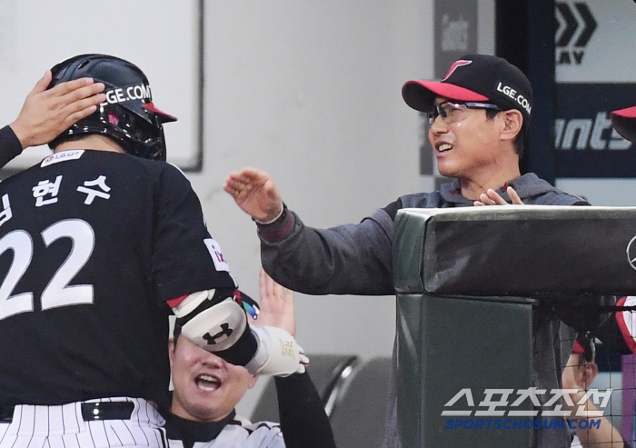 The real ace is Song Seung-gi. Seven wins  ERA No. 1 in Korea, Kim Hyun-soo two-run shot  three-run LG, maintained the top spot. Jung Hyun-woo threw well, but Kiwoom won 4 games in a row. 