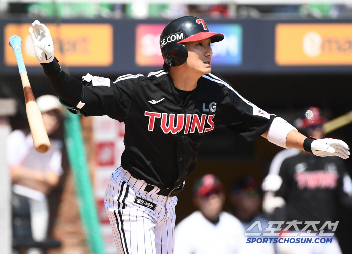 The real ace is Song Seung-gi. Seven wins  ERA No. 1 in Korea, Kim Hyun-soo two-run shot  three-run LG, maintained the top spot. Jung Hyun-woo threw well, but Kiwoom won 4 games in a row. 