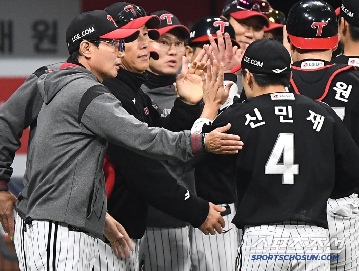 The real ace is Song Seung-gi. Seven wins  ERA No. 1 in Korea, Kim Hyun-soo two-run shot  three-run LG, maintained the top spot. Jung Hyun-woo threw well, but Kiwoom won 4 games in a row. 