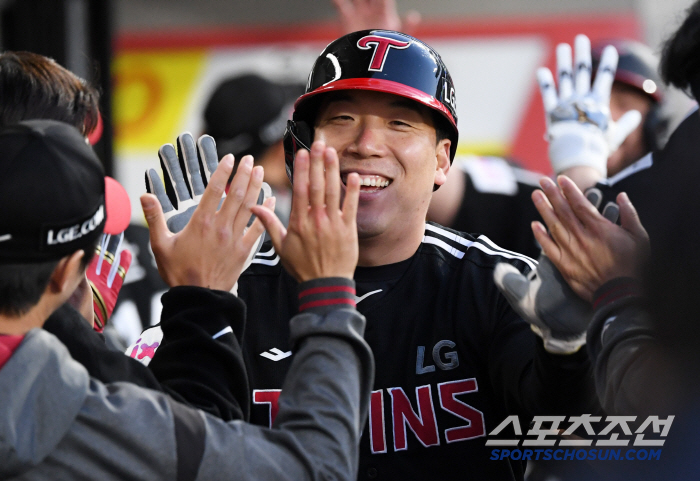 The real ace is Song Seung-gi. Seven wins  ERA No. 1 in Korea, Kim Hyun-soo two-run shot  three-run LG, maintained the top spot. Jung Hyun-woo threw well, but Kiwoom won 4 games in a row. 