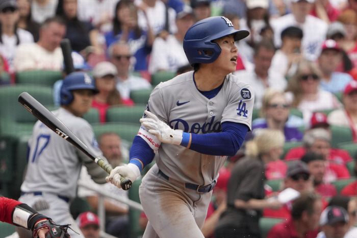 Shocking! Just 1 point with 9 hits and 5 walks, is this a team? The Los Angeles Dodgers also lost 12 games in the second round of away games in St. Louis. Only Kim Hye-sung, a multi-hit and stealer, shone