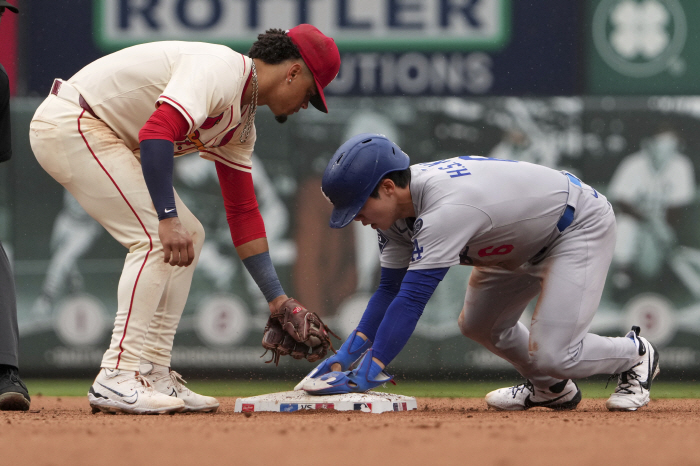 Shocking! Just 1 point with 9 hits and 5 walks, is this a team? The Los Angeles Dodgers also lost 12 games in the second round of away games in St. Louis. Only Kim Hye-sung, a multi-hit and stealer, shone