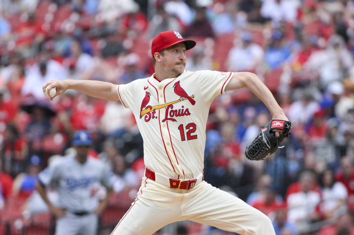 Shocking! Just 1 point with 9 hits and 5 walks, is this a team? The Los Angeles Dodgers also lost 12 games in the second round of away games in St. Louis. Only Kim Hye-sung, a multi-hit and stealer, shone