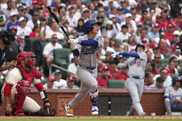 Shocking! Just 1 point with 9 hits and 5 walks, is this a team? The Los Angeles Dodgers also lost 12 games in the second round of away games in St. Louis. Only Kim Hye-sung, a multi-hit and stealer, shone