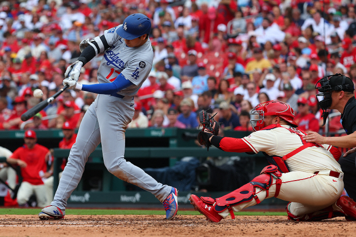Shocking! Just 1 point with 9 hits and 5 walks, is this a team? The Los Angeles Dodgers also lost 12 games in the second round of away games in St. Louis. Only Kim Hye-sung, a multi-hit and stealer, shone