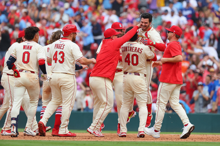 Shocking! Just 1 point with 9 hits and 5 walks, is this a team? The Los Angeles Dodgers also lost 12 games in the second round of away games in St. Louis. Only Kim Hye-sung, a multi-hit and stealer, shone