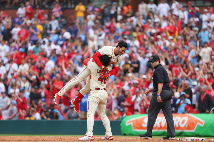 Shocking! Just 1 point with 9 hits and 5 walks, is this a team? The Los Angeles Dodgers also lost 12 games in the second round of away games in St. Louis. Only Kim Hye-sung, a multi-hit and stealer, shone