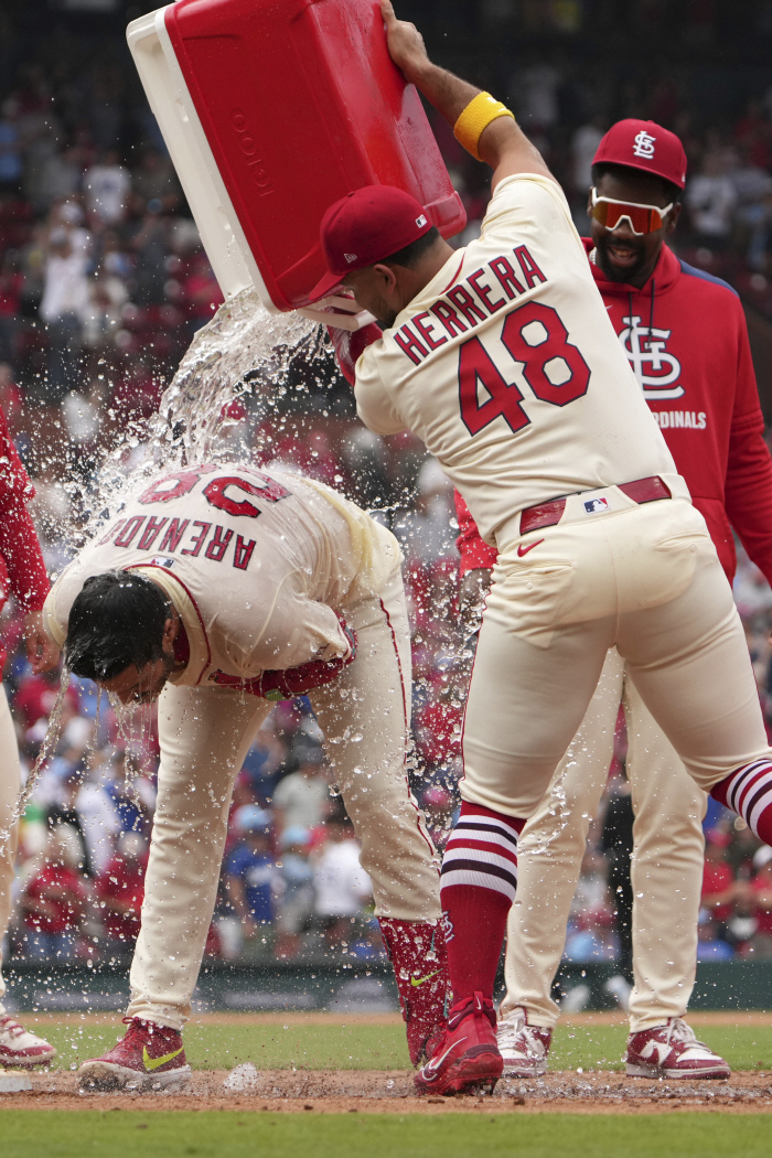 Shocking! Just 1 point with 9 hits and 5 walks, is this a team? The Los Angeles Dodgers also lost 12 games in the second round of away games in St. Louis. Only Kim Hye-sung, a multi-hit and stealer, shone