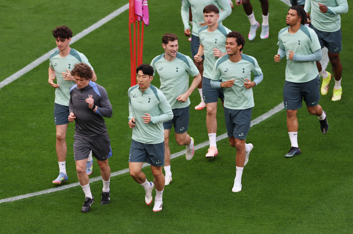 Surprise bait Tottenham to stay in SON, 10-year best friend Davis invokes one-year extension option tardiness...Unusual Re-signing After the Season Ends