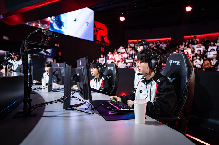 What are the two teams that will play in the Road to MSI and MSI held in Busan from the 13th to the 15th?