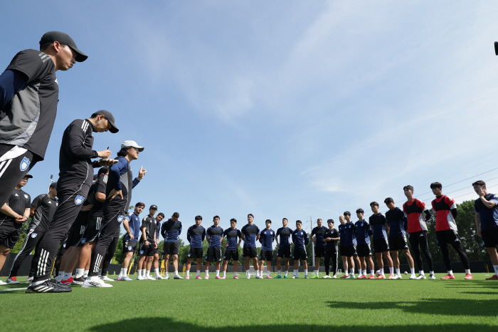 You're jealous of the Club World Cup, right? Ulsan enters base camp Charlotte...the first tempering on the carpet lawn