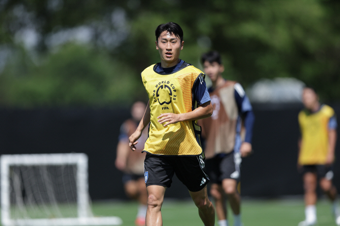 You're jealous of the Club World Cup, right? Ulsan enters base camp Charlotte...the first tempering on the carpet lawn