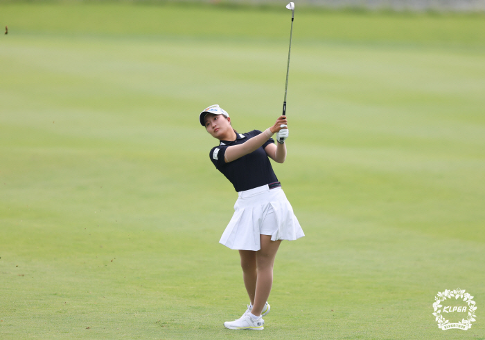 A 19-year-old rookie long shot girl who was not discouraged by her winning sisters, but the professional world