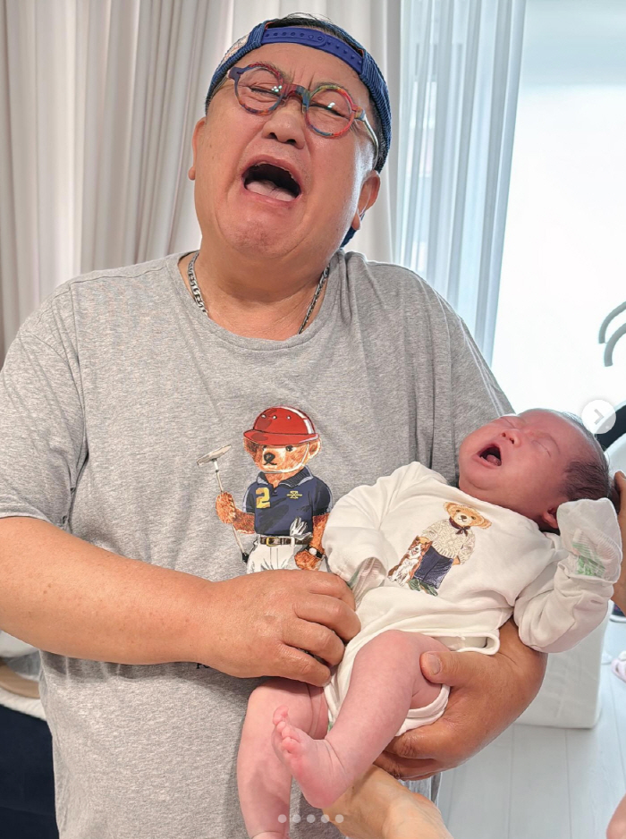 73-year-old Lee Yong-sik wore a couple tee and sobbed at his granddaughter's late daughter's granddaughter