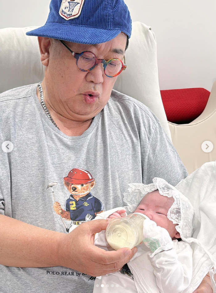 73-year-old Lee Yong-sik wore a couple tee and sobbed at his granddaughter's late daughter's granddaughter