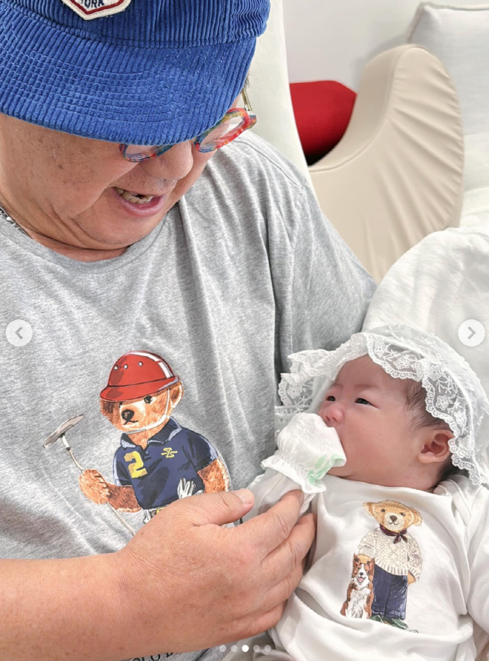 73-year-old Lee Yong-sik wore a couple tee and sobbed at his granddaughter's late daughter's granddaughter