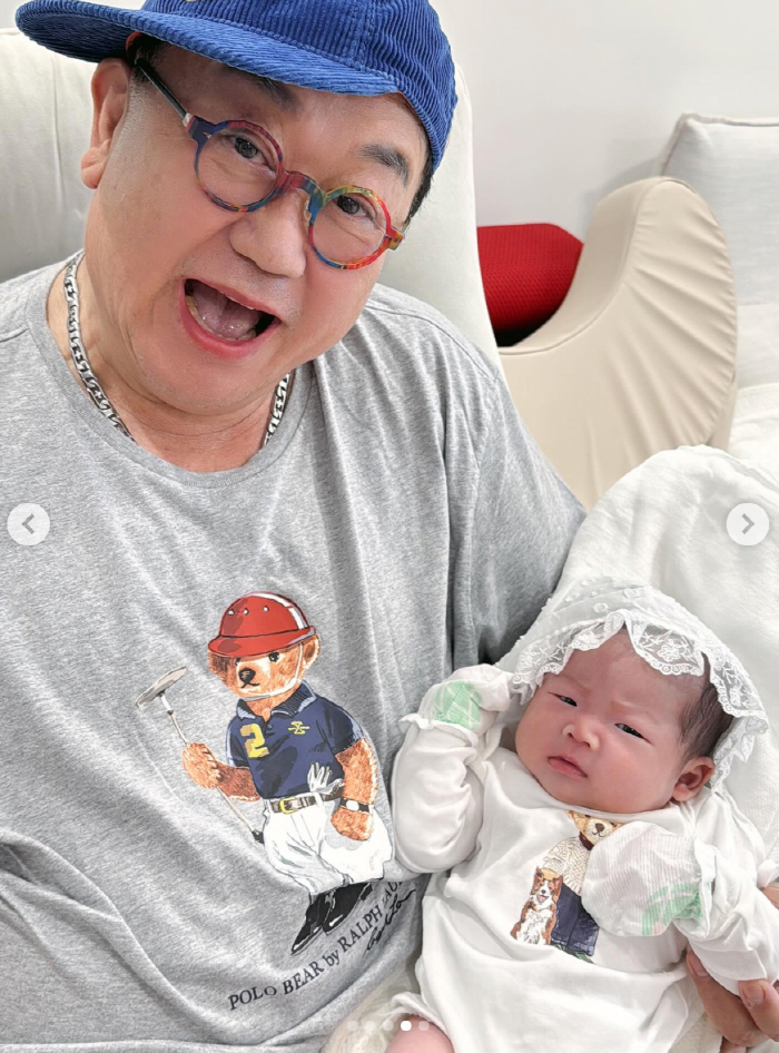 73-year-old Lee Yong-sik wore a couple tee and sobbed at his granddaughter's late daughter's granddaughter