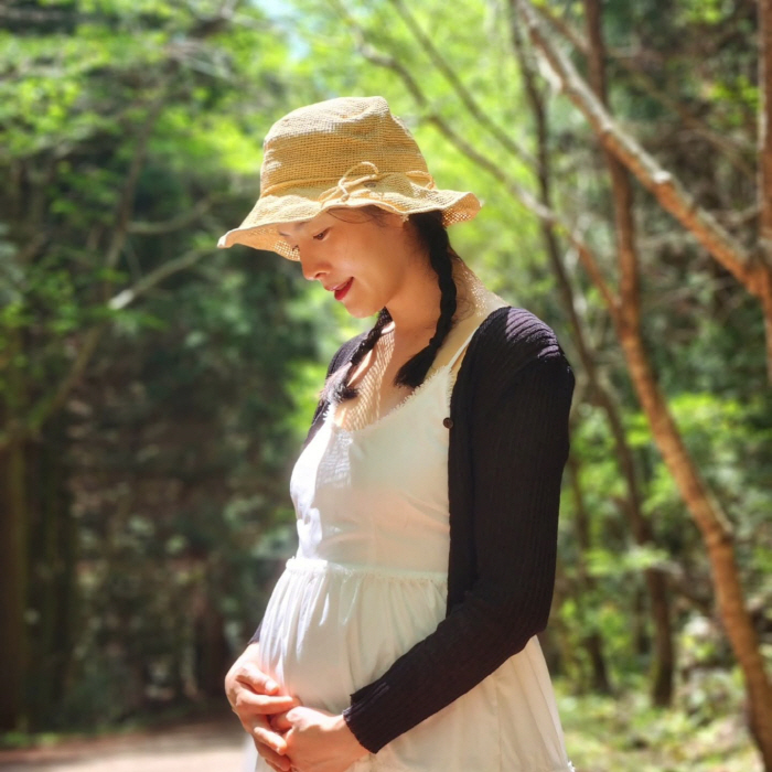 Actor Ahn Si-ha already reported his marriage in December last year...Surprise release of full term photos of 8 months pregnant