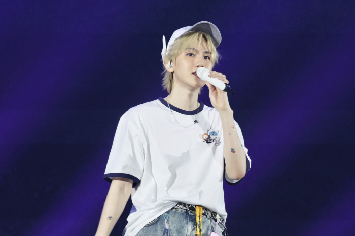 Baekhyun has opened his first solo world tour Leverly...Seoul performance fee