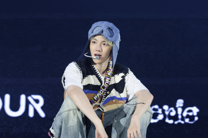 Baekhyun has opened his first solo world tour Leverly...Seoul performance fee