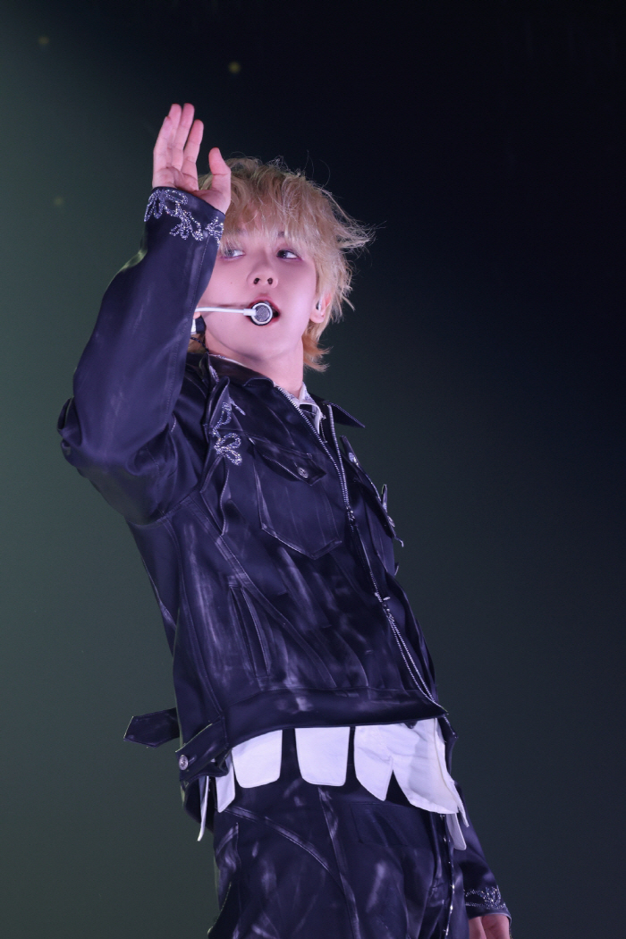 Baekhyun has opened his first solo world tour Leverly...Seoul performance fee