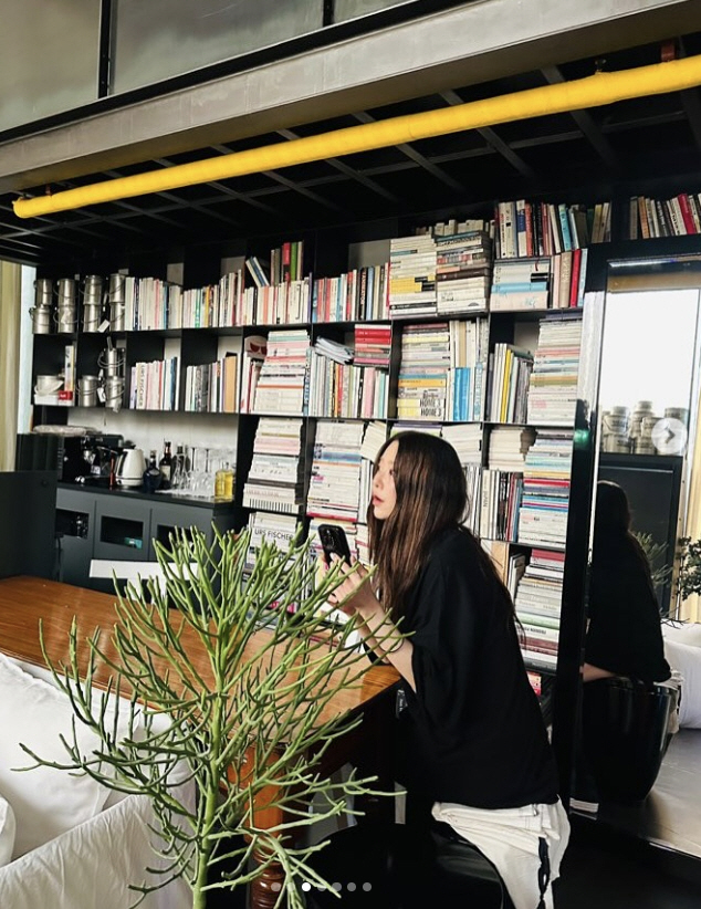 'Cheer up' to the fan who mentioned officially...Ko Hyun-jung works hard and communicates warmly after rumors of death