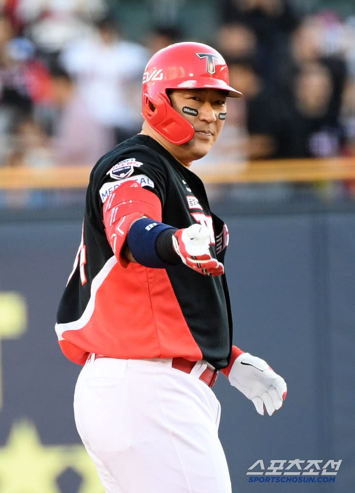 For the first time over 40 years old! Choi Hyung-woo, a .400 hitter, is thrilled to be the first monthly MVP in 8 years...Oldest award ever  Most Honored in total