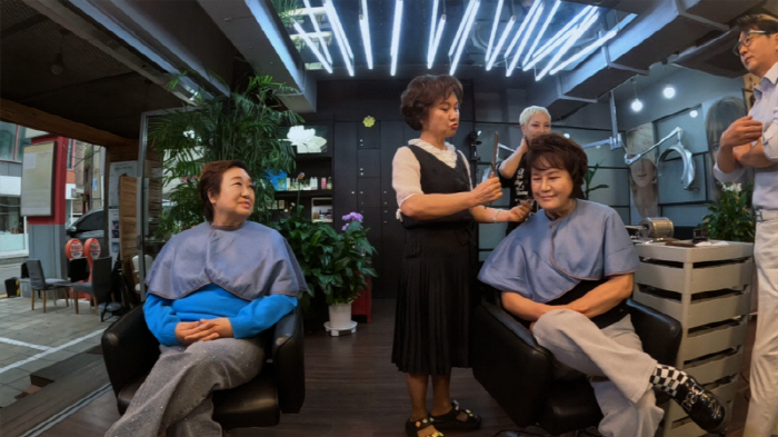 'Hyeeun got married twice. She doesn't have any eyes'. 45 years of friendship
