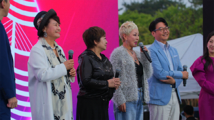 'Hyeeun got married twice. She doesn't have any eyes'. 45 years of friendship
