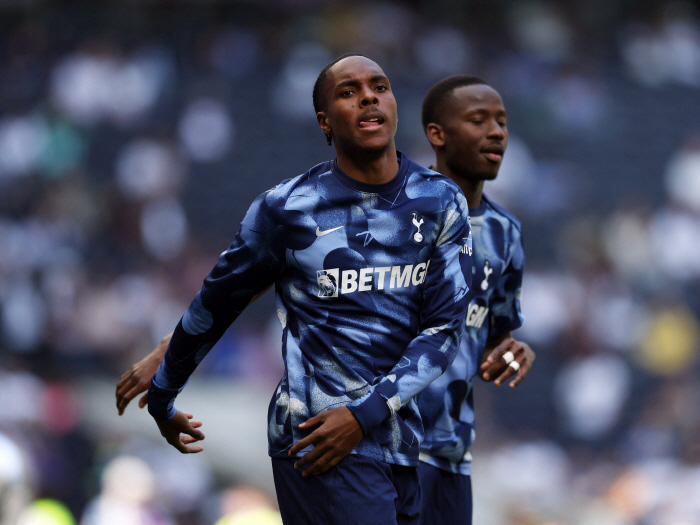 If he wins the Europa League, he plans to give money to recruit a striker with two goals in 13 games that is useless → He will stay at Tottenham somehow