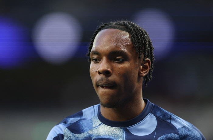If he wins the Europa League, he plans to give money to recruit a striker with two goals in 13 games that is useless → He will stay at Tottenham somehow